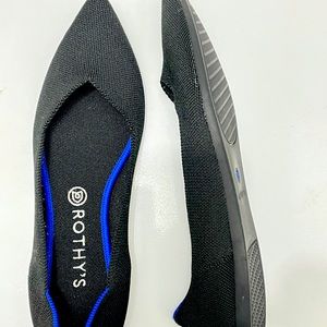 Excellent condition Rothy’s classic black Pointed toe flat